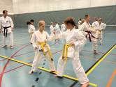 300 karateka’s op stage in sporthal De Ommegang