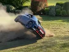 Youtuber crasht met nieuwe auto in zijn eigen achtertuin