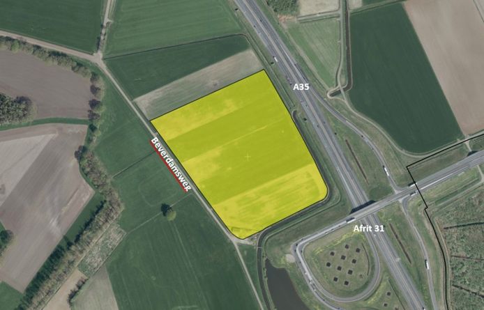 Op de gearceerde plek langs de A35 bij Wierden komt het zonnepark de Wierdensche Aa.