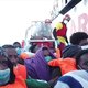 ▶ Vzw die vluchtelingen redt op Middellandse Zee deelt onthutsende beelden: ‘Waar is mijn baby?’