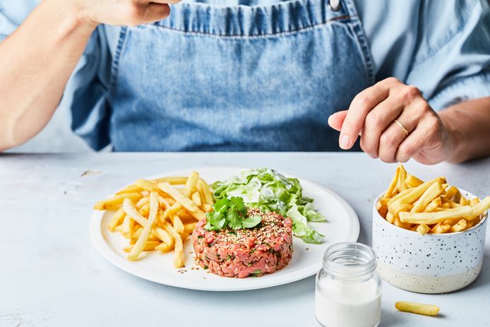 Thai steak tartare with green lettuce and fries