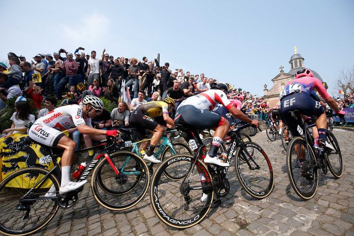 Renners op de Kapelmuur tijdens de Ronde van Vlaanderen.