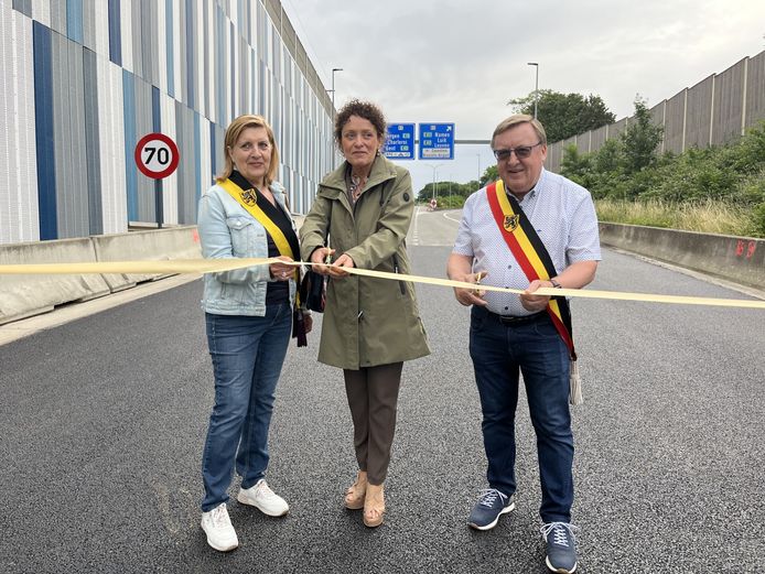 Vlaams minister Lydia Peeters (midden), Machels burgemeester Jean-Pierre De Groef en Machels schepen Magda Geeroms openden het op- en afrittencomplex.