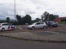 Man rijdt tegen geparkeerde auto aan in Bunschoten, passerende agenten nemen hem mee naar het bureau