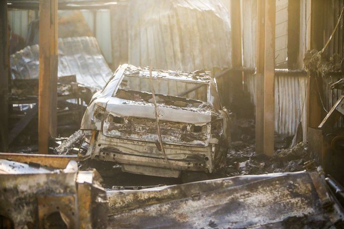 Een dag na de grote brand bij het autobedrijf in Helmond.