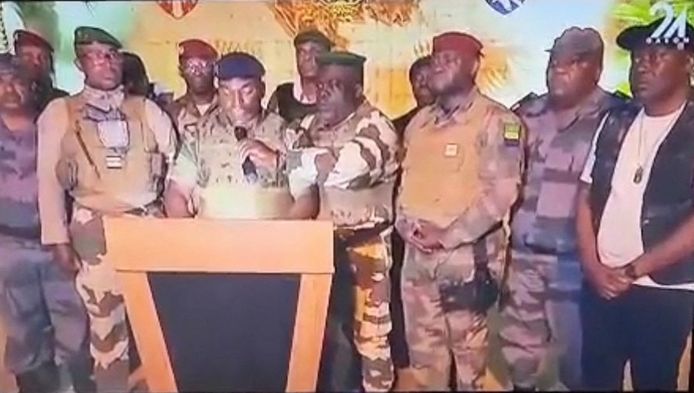 Gabonese militairen tijdens het voorlezen van hun verklaring op de televisie.