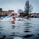 Amsterdammer (17) pakt wereldrecord ijszwemmen
