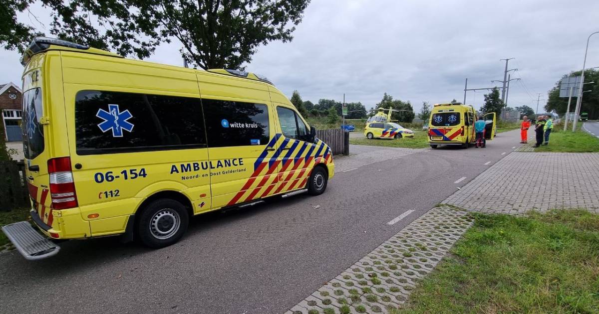 Fietsster ernstig gewond door val in Lichtenvoorde, traumahelikopter geland.