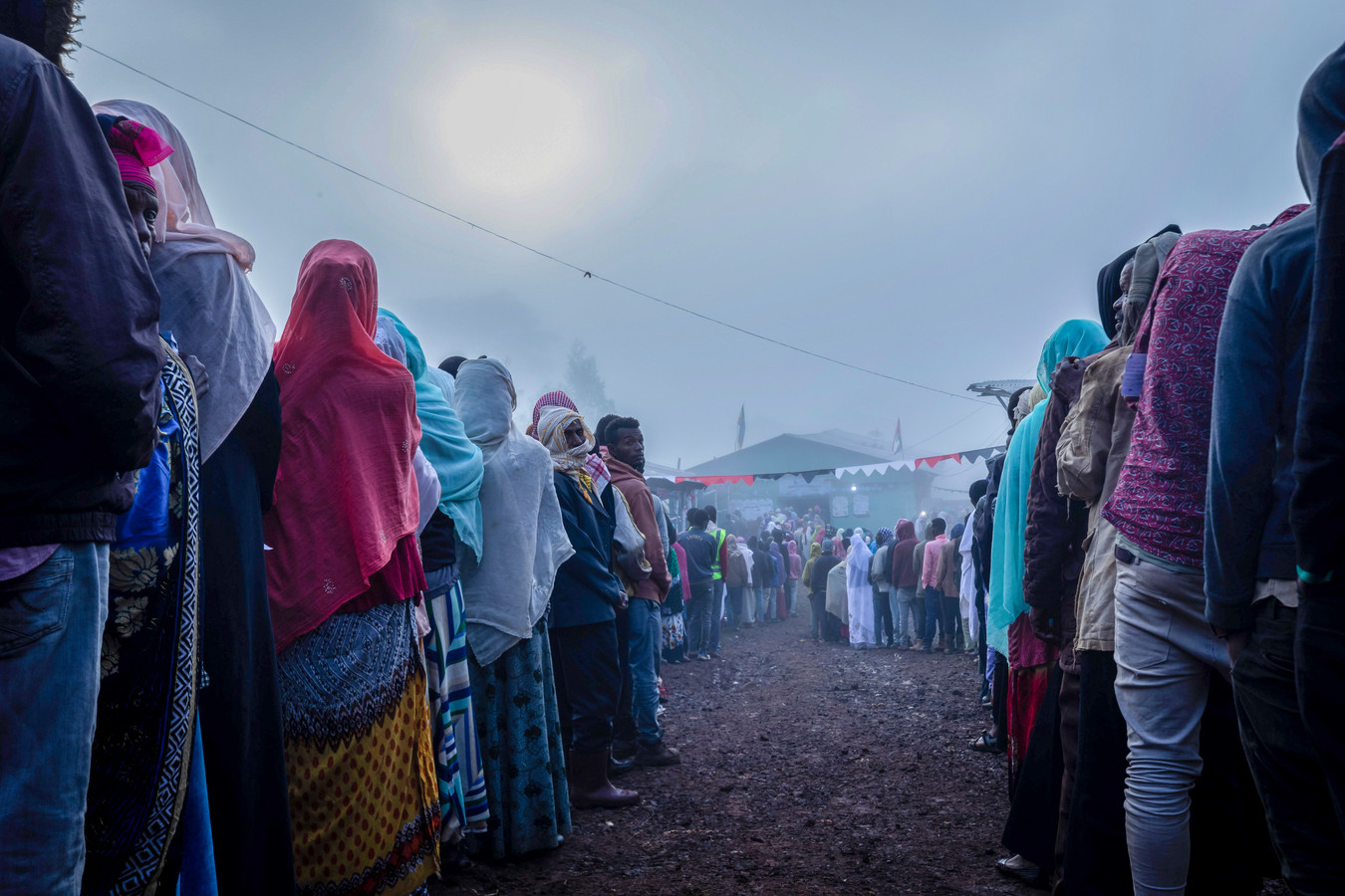 Ethiopische kiezers melden zich in alle vroegte bij een stembureau in Beshasha, de thuisbasis van premier Abiy Ahmed.