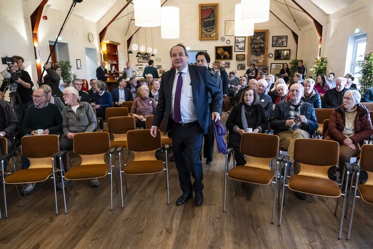 Hans Vijlbrief, staatssecretaris van mijnbouw, kijkt samen met maatschappelijke organisaties naar de presentatie van het eindrapport van de parlementaire enquêtecommissie aardgaswinning. Beeld ANP