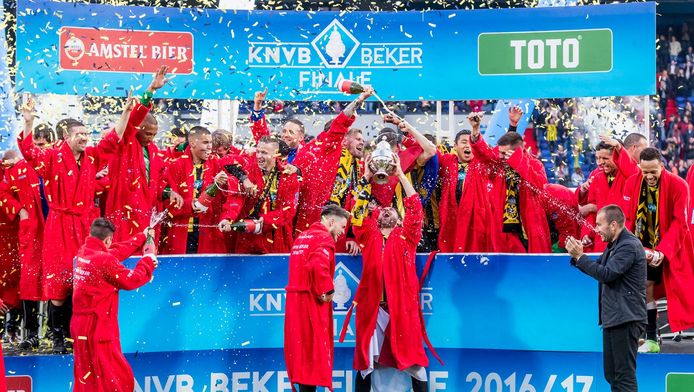 Spelers van Vitesse juichen in de klassieke badjas, aanvoerder Kashia lift de beker.