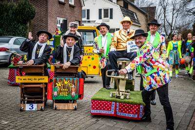 Nè Wies loopt twee keer mee in Budelse optocht: ‘Voor ons is het echt een feestje, we zijn er altijd