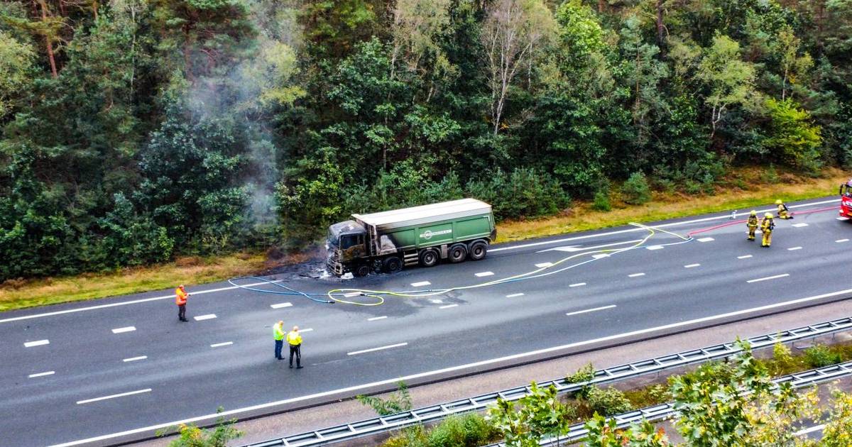 Veel rook en verbrand asfalt door vrachtwagenbrand op A50 bij Beekbergen, afrit Loenen urenlang dich