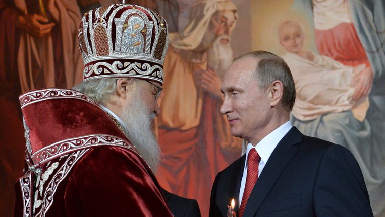 Patriarch Kirill geeft Poetin zondag het licht in Moskou. Beeld AP
