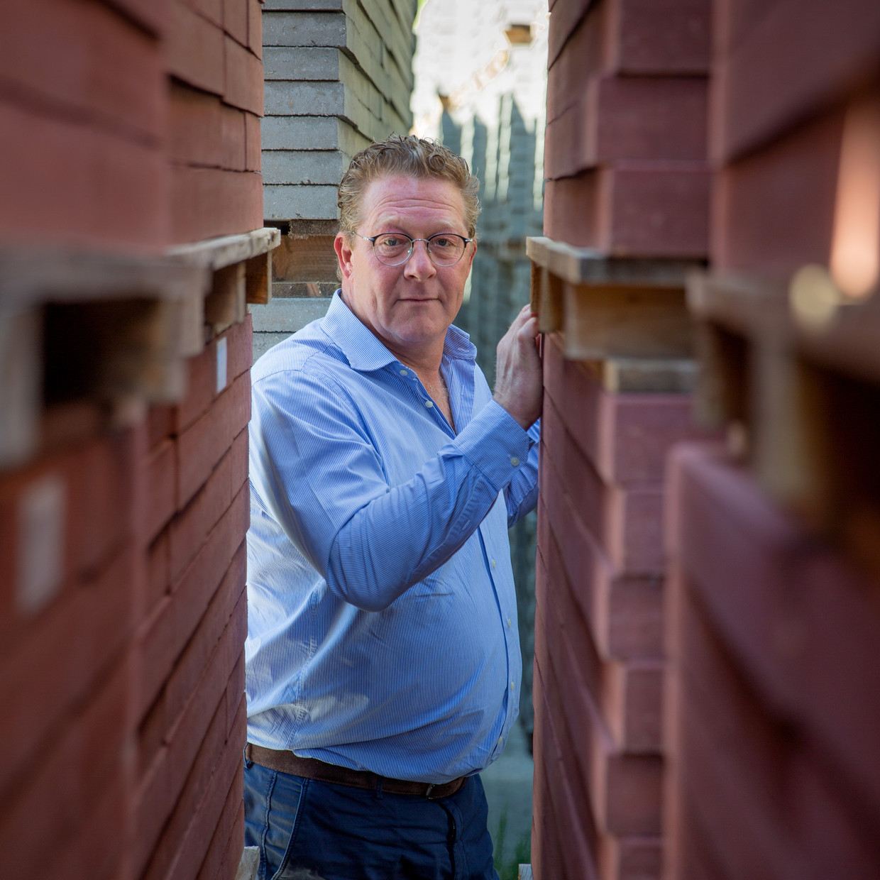 Jaap Schotanus van bouwbedrijf Bio Bound laat de stenen zien waarin olifantsgras is verwerkt.
