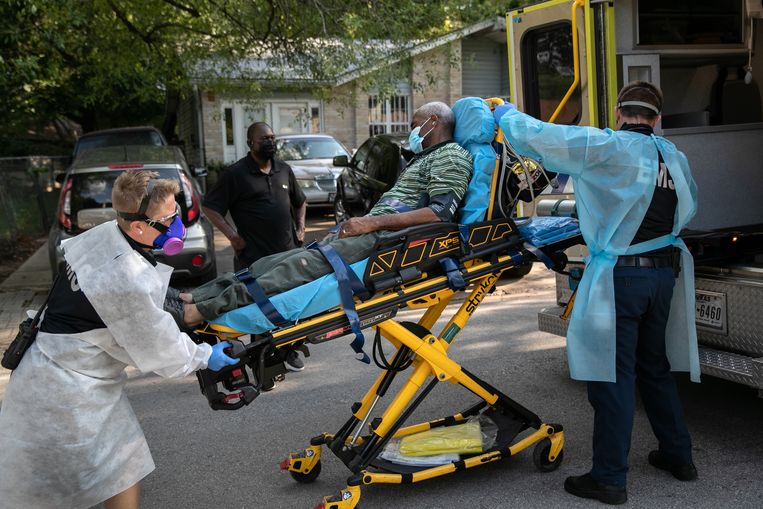 Een met het coronavirus besmette man wordt in Austin, Texas in een ambulance getild. Archiefbeeld. Beeld Getty Images