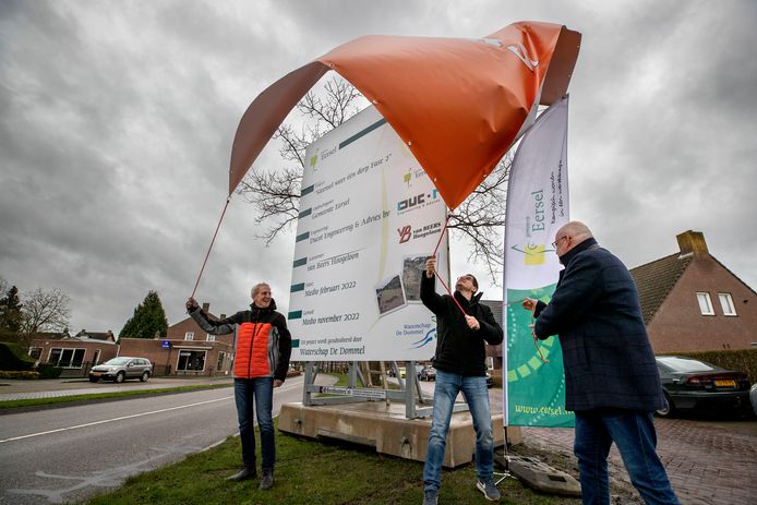 Hein van Hout en Rinze van Oorschot (dorpsraad) en wethouder Steven Kraaijeveld onthullen het bord dat de start van de tweede fase van Steensel weer één dorp markeert.