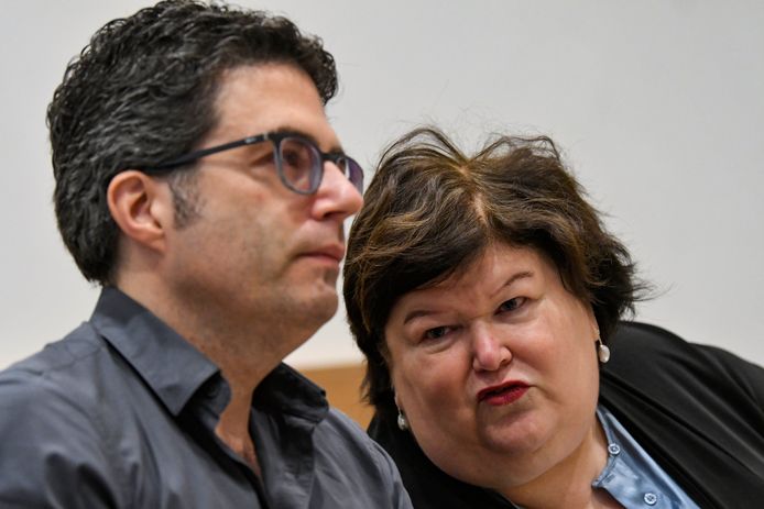 Professor virologie en hoofd van het Wetenschappelijk Comité dat de coronacrisis opvolgt en de overheid adviseert, hier samen met minister van Volksgezondheid Maggie De Block. "Deze maatregelen bieden ons op dit moment een goed hefboom om de verspreiding van het virus in te dammen", stelt Van Gucht.