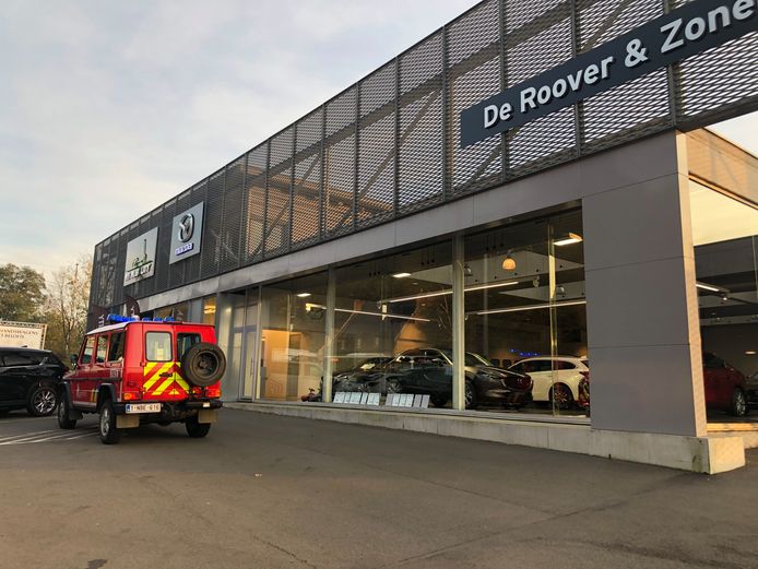 De garagist maakte een fout manoeuvre en belandde met de wagen een verdieping lager.