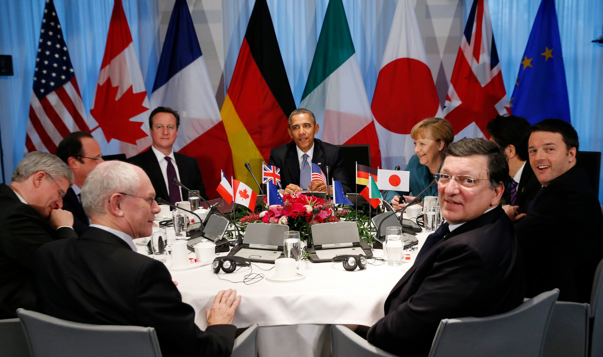 Het duo Herman Van Rompuy (voor, links) en Jose Manuel Barroso (voor, rechts)  in 2014, aan tafel met onder meer Barack Obama en Angela Merkel   Beeld REUTERS