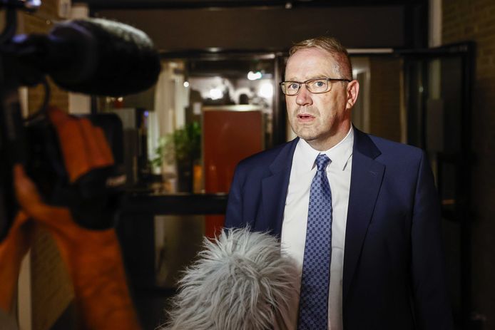 De Urker SGP-wethouder Geert Post na afloop van een spoedberaad.