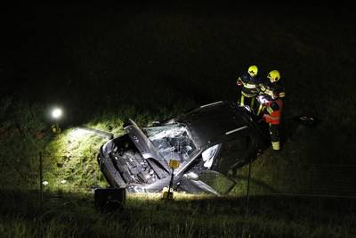 Auto schampt boom, gaat over de kop en belandt in weiland langs N271