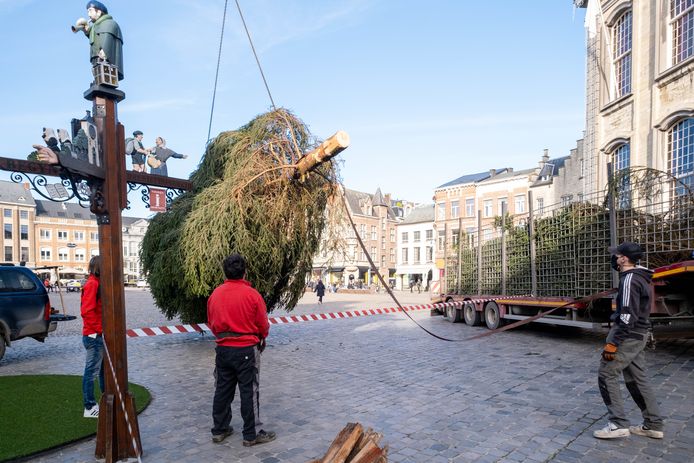 Lier Al Volop In Kerststemming Metershoge Kerstboom Geplaatst Op Grote Markt Lier Hlnbe