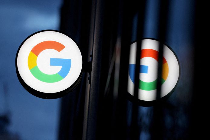 Het logo van Google aan een winkel van het bedrijf, ter illustratie. Alphabet heeft net als veel branchegenoten last van een tragere groei doordat adverteerders voorzichtiger zijn geworden met hun uitgaven.