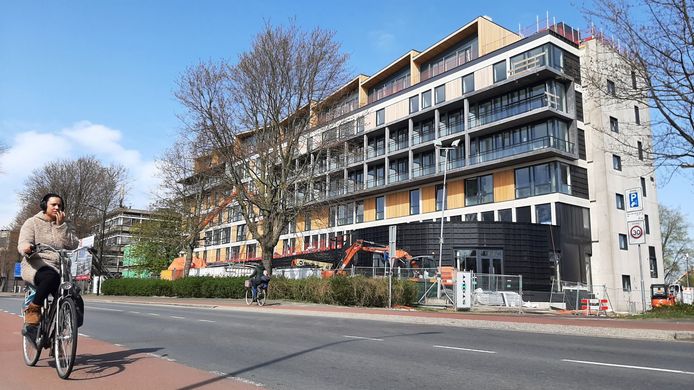 Het voormalige regiokantoor aan de Noordendijk in Dordrecht is omgebouwd tot een appartementencomplex, met basisschool en kinderopvang op de begane grond.