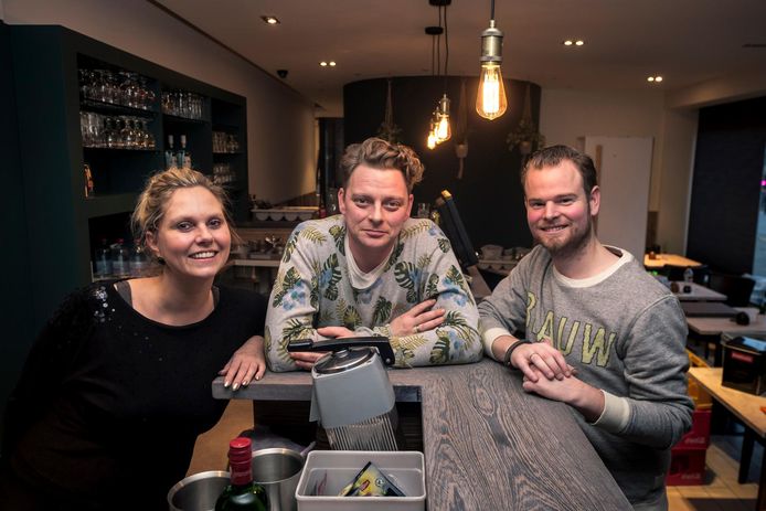 Uitbaters Evy Vermeiren en Carsten De Koning (r.), met nieuwe kracht Matti De Laet in lunchzaak Goesting.