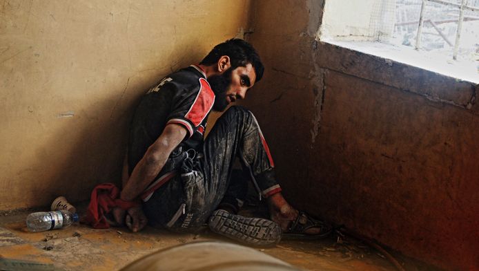 Deze vermoedelijke IS-strijder wordt vastgehouden in Mosoel samen met nog honderden anderen.