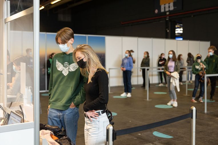 Aanschuiven in het vaccinatiecentrum, zoals hier in Gent, wordt binnenkort weer een vertrouwd beeld. Beeld BELGA