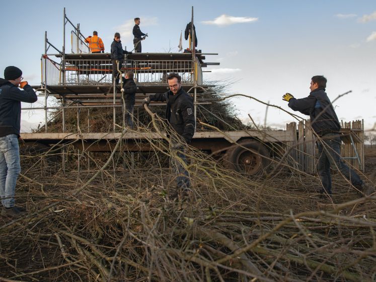 Opbouw van het paasvuur in Espelo in volle gang