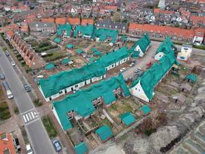Groene lakens, puin en nieuwe woningen: zo ziet de herbouw van de Briëtwoningen er nu uit