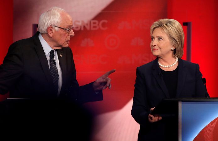 Hillary Clinton en Bernie Sanders in debat in 2016