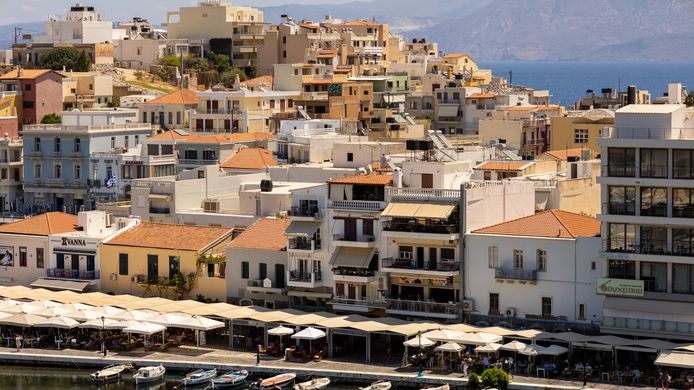 Voor de kust van het Griekse eiland Kreta is dinsdag een sterke aardbeving met een kracht van 6,3 geregistreerd.