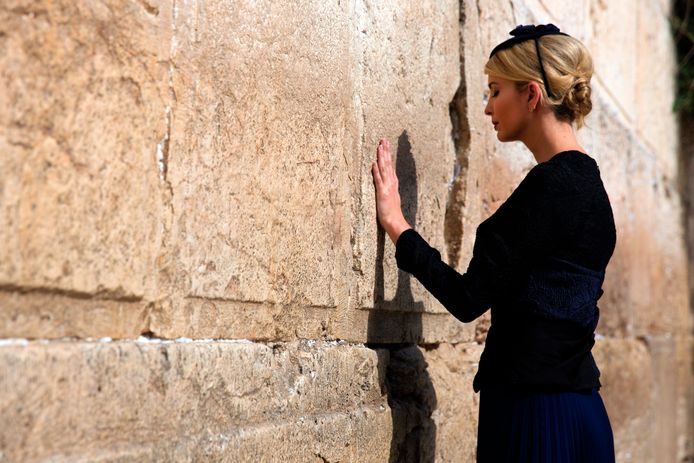 Ivanka Trump bidt bij het vrouwelijke gedeelte van de Klaagmuur