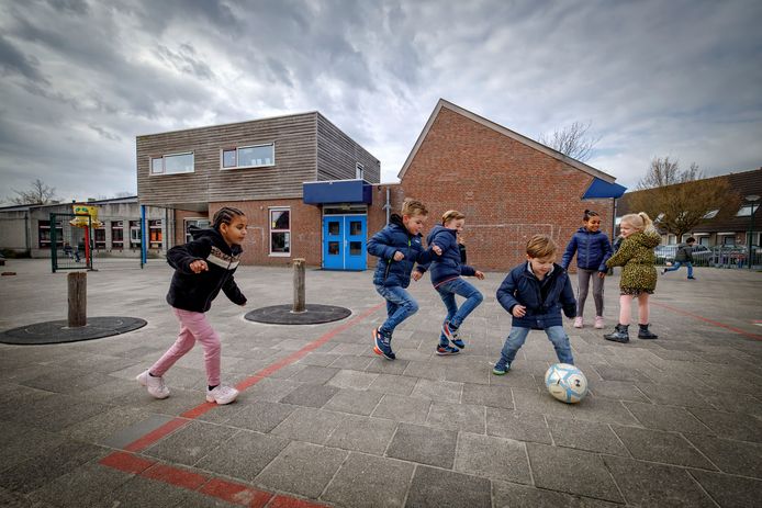 Spelende kinderen op het schoolplein van basisschool Kinderboom in Kaatsheuvel.