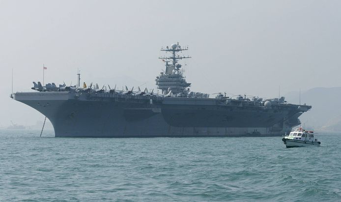 De USS Abraham Lincoln (hier op archiefbeeld) is momenteel op weg naar de Perzische Golf.