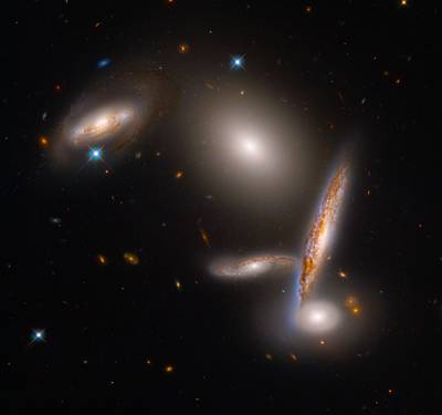Ruimtetelescoop Hubble viert zijn 32e verjaardag met een foto van ‘dansende’ sterrenstelsels