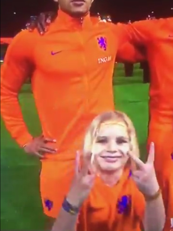 Puck maakt haar peace-teken.