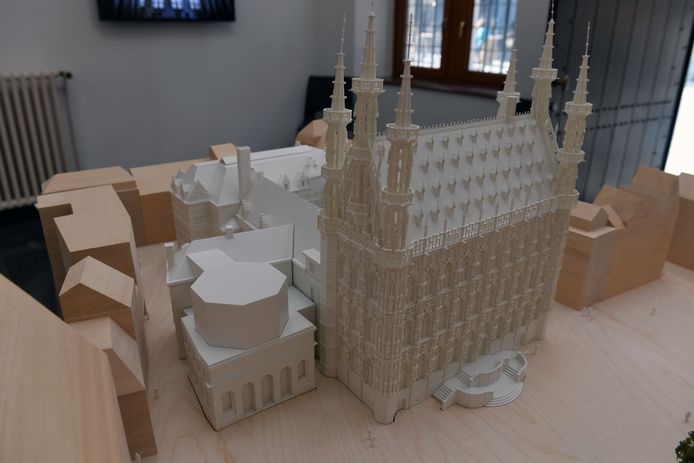 De maquette geeft mooi weer hoe er boven het huidige politiekantoor een achthoekige nieuwbouw komt in de toekomst.
