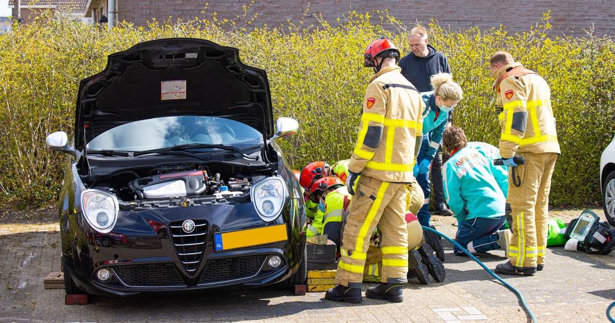 Man in Wezep raakt bekneld onder zijn auto na klusongeluk’.