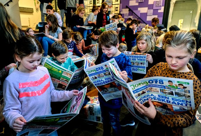 De eerste krant van Jong078 werd donderdag uitgereikt op School Vest.