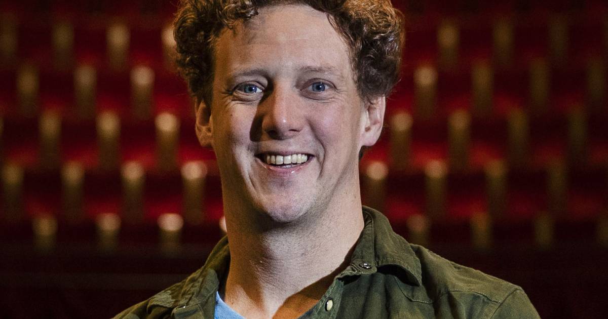 Jochem Myjer viert leven van zijn ouders na ‘bizar heftig’ auto-ongeluk.