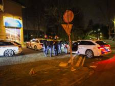 Man (26) rijdt meerdere keren in op politieauto: agent gewond 