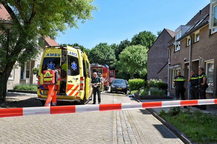 Twee personen zijn zondagmiddag rond 12.30 uur gewond geraakt bij een brand op de Goordijk in Hilvarenbeek. Een van de twee personen, een vrouw, is zwaargewond naar het ziekenhuis gebracht.