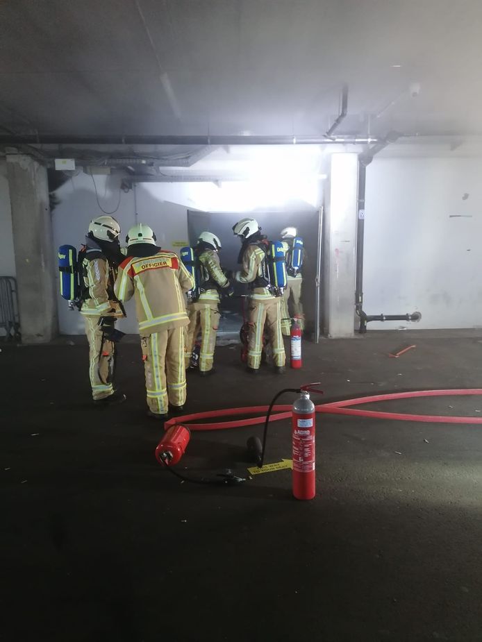 De brandweer tijdens de bluswerken in Jan Breydel.