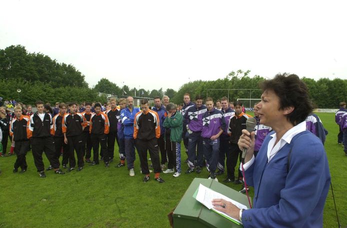 Foto uit de oude doos. Wethouder Conny Kerkhof-Mos opent het jeugdtoernooi in het jaar 2000.