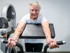 Deze krasse 96-jarige uit Enschede hangt nog wekelijks in de gewichten: ‘Vind ik heel normaal’